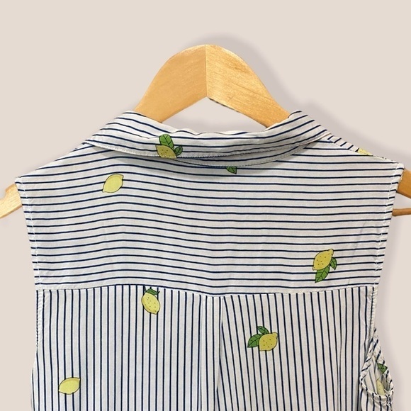 Passport Sleeveless Button Down Top - Picture 6 of 7